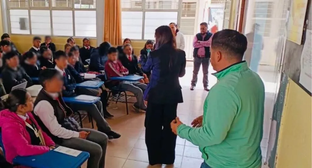 Estudiantes del Bachillerato Vespertino Baudelio Serafín Sosa comprometidos con el medio ambiente; reciben plática del Gobierno de Zacatlán