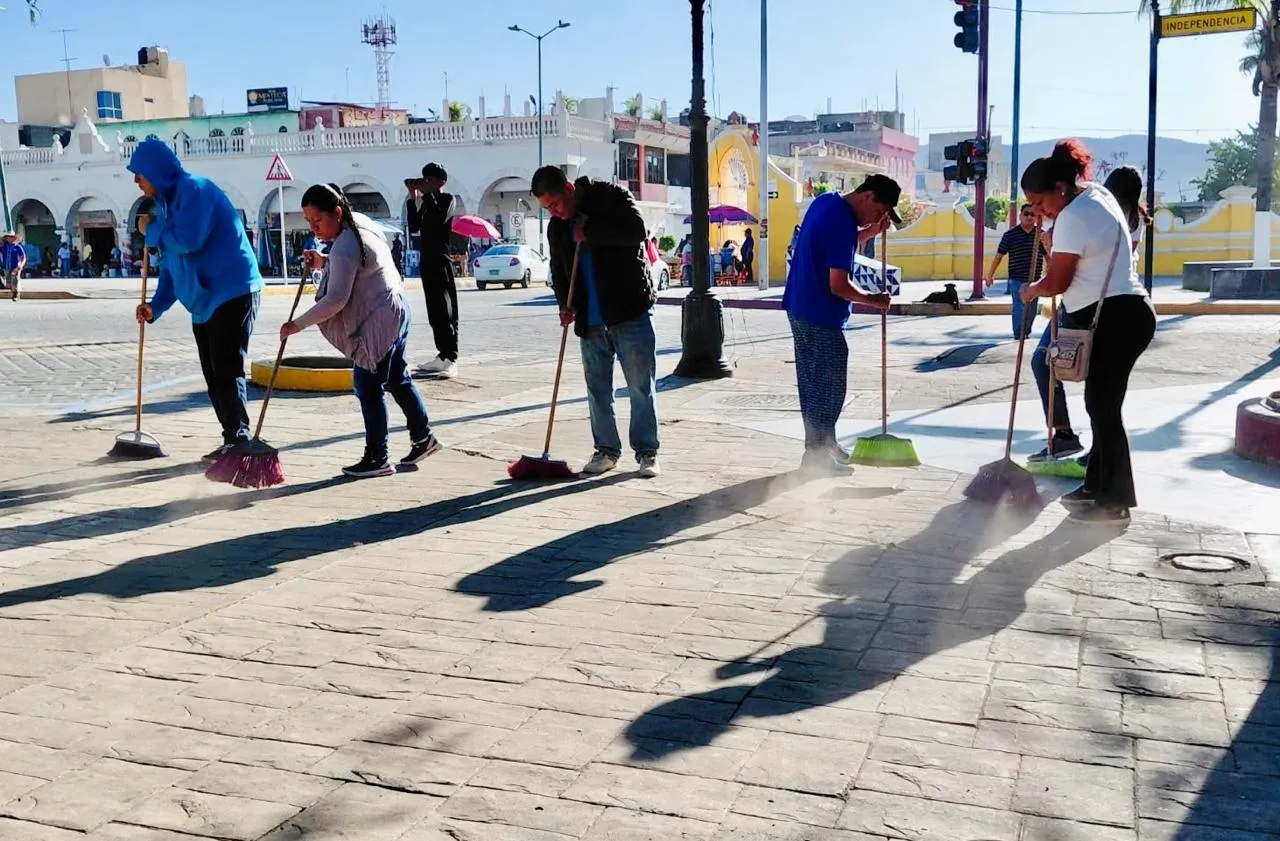 Suma esfuerzos Gobierno de Acatlán con el SEDIF en faena comunitaria