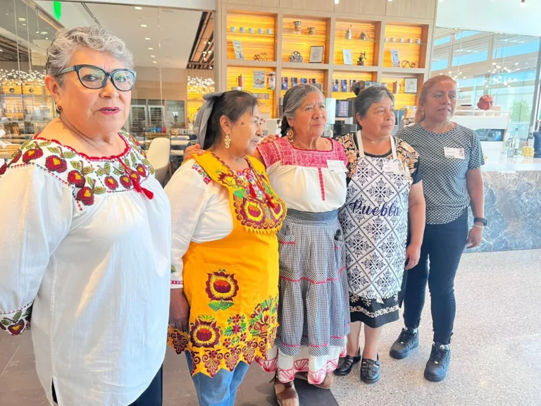 Bety Sánchez apoya a cocinera tradicional de Zacatlán, para participar en evento internacional de gastronomía