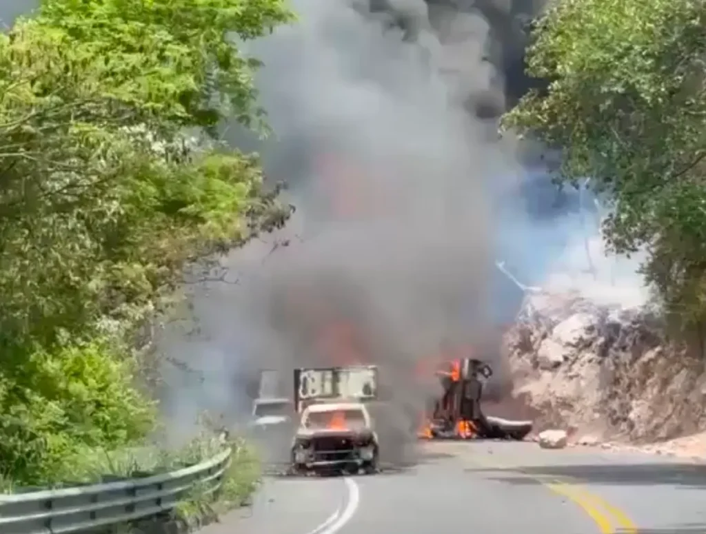 Carretera Iguala-Cuernavaca, cerrada por explosión de una pipa de gas