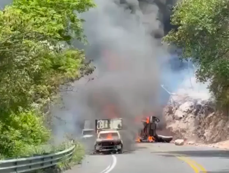 Carretera Iguala-Cuernavaca, cerrada por explosión de una pipa de gas