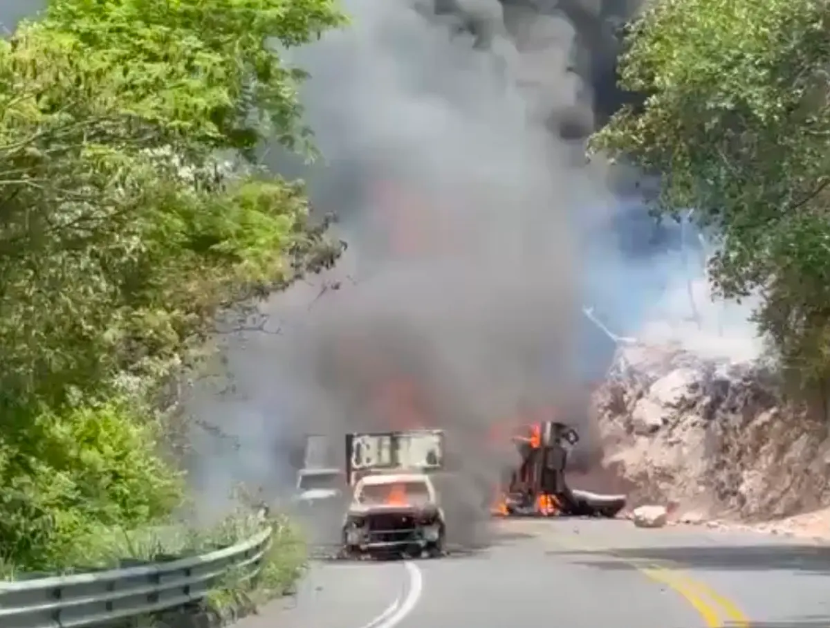 Carretera Iguala-Cuernavaca, cerrada por explosión de una pipa de gas