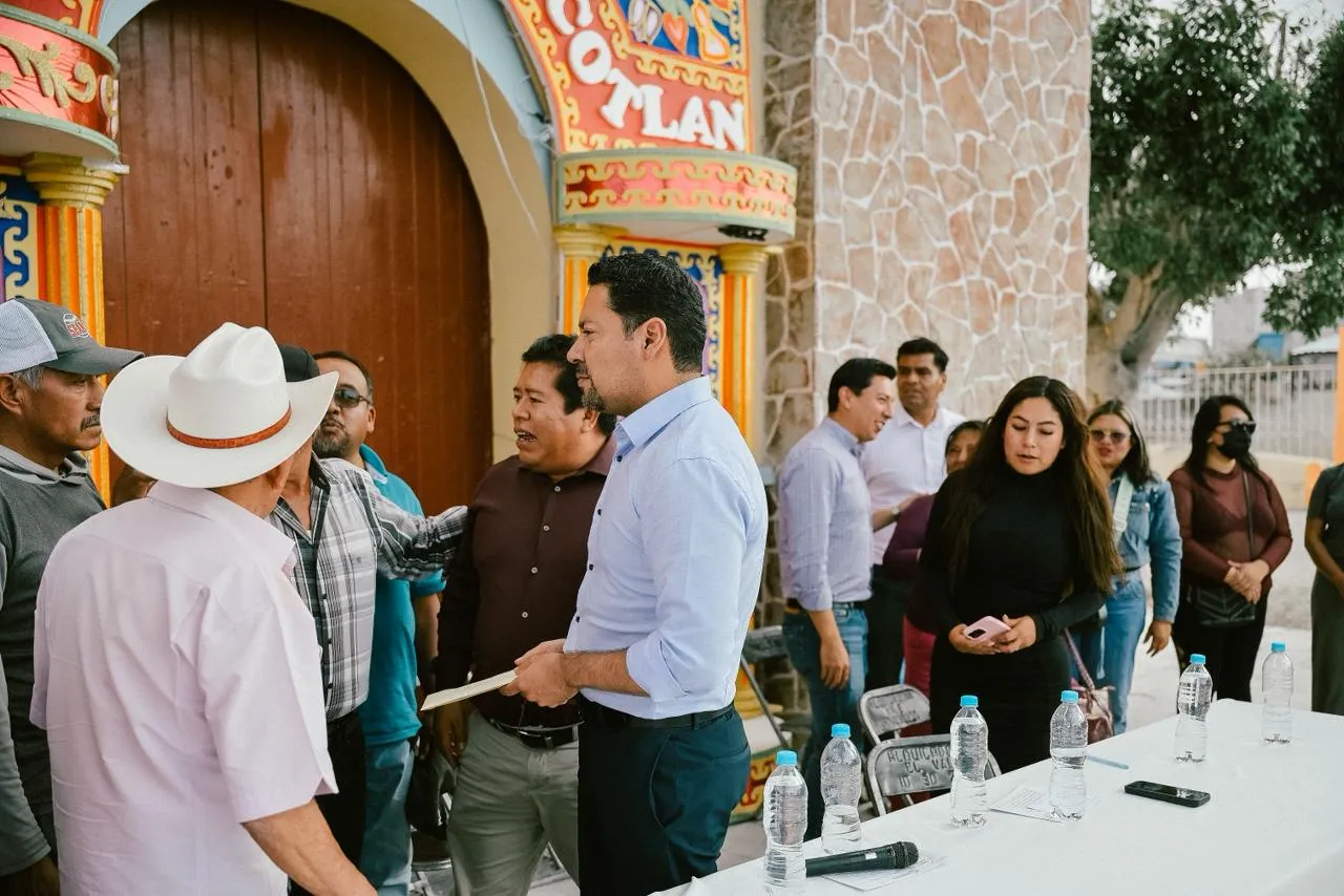 Andrés Villegas entrega apoyos al barrio de San Juan, Tecamachalco