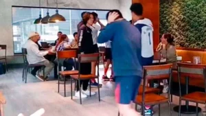 Explota-audIfono-de-un-estudiante-dentro-de-Starbucks-de-la-31-Oriente