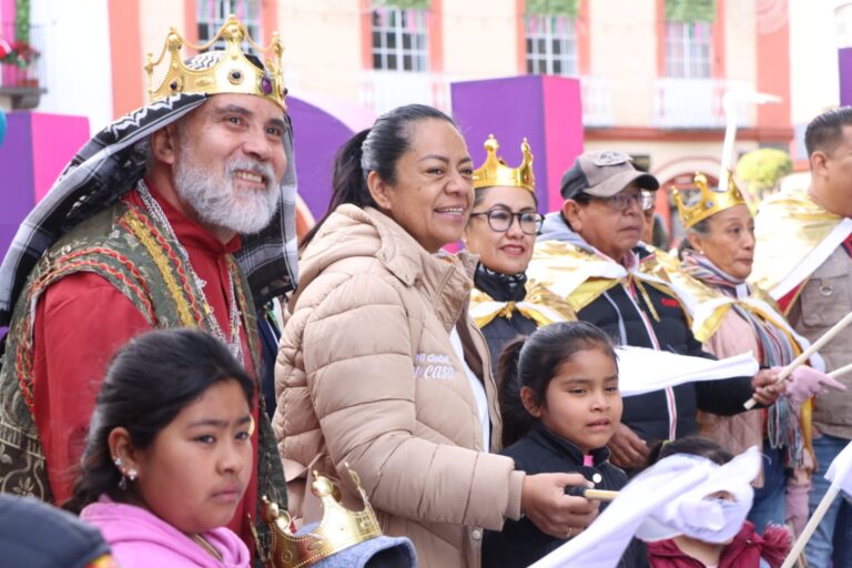 ARIADNA AYALA Y LOS REYES MAGOS RECORREN TODO ATLIXCO PARA ENTREGAR JUGUETES A LOS NIÑOS