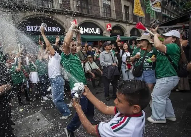 Sheinbaum llama a la afición a recoger su basura tras el partido México vs Ecuador
