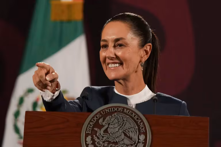 claudia-sheinbaum-amlo-palacio-nacional