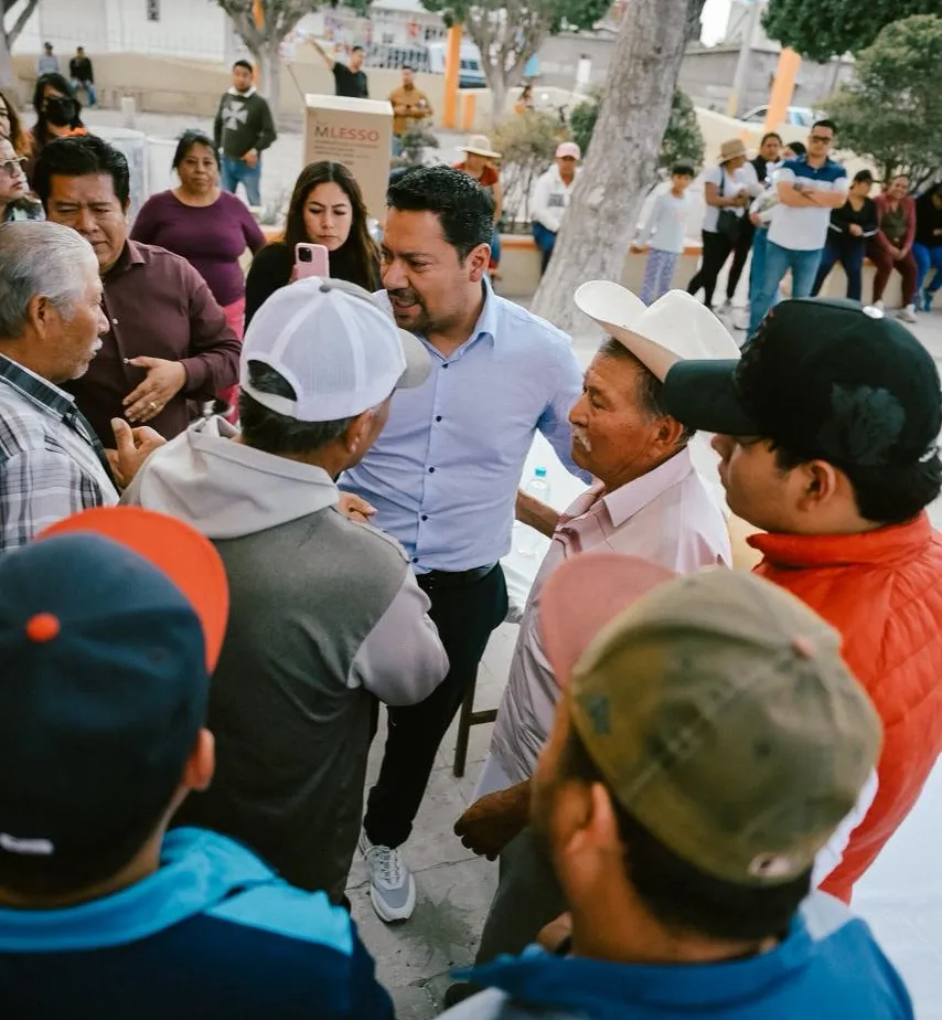 Andrés Villegas entrega apoyos al barrio de San Juan, Tecamachalco