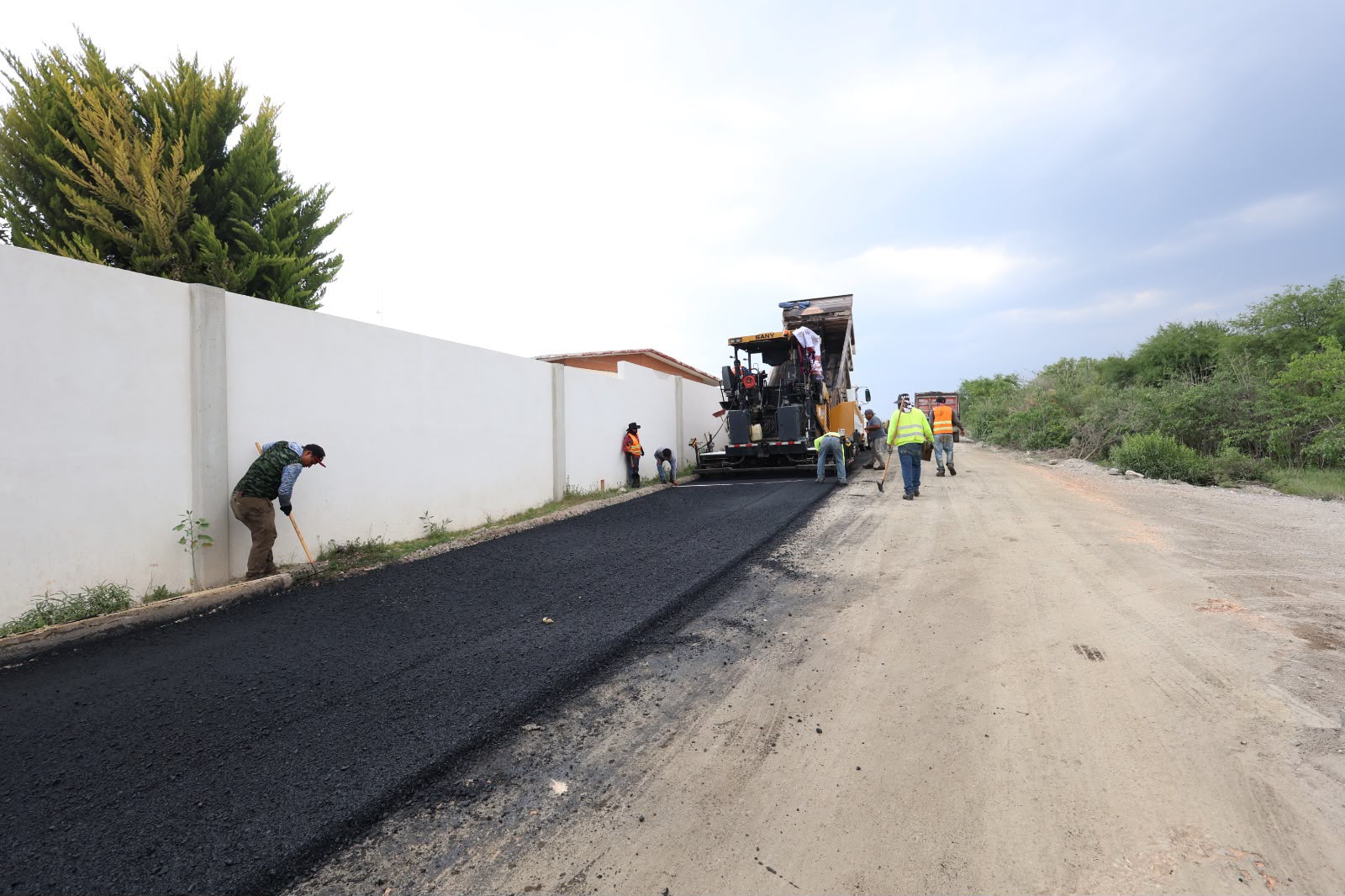 Construye Gobierno estatal 3.3 kilómetros del camino a las Loberas en Tecali