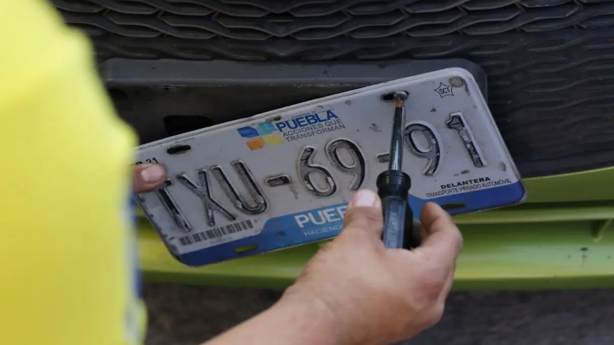 ¡Ojo con las placas viejas! 400 mil vehículos tienen pendientes en Puebla