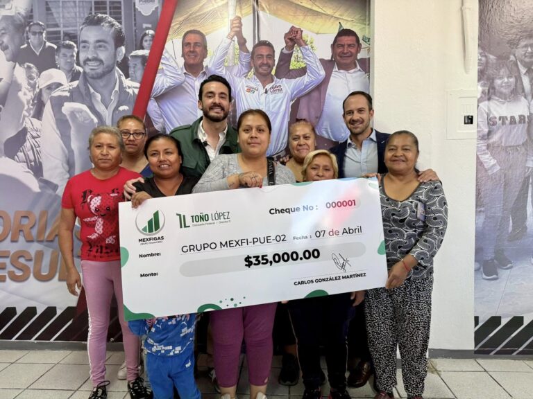 Entrega Toño López los primeros cheques de Créditos Solidarios para impulsar la economía familiar en Puebla