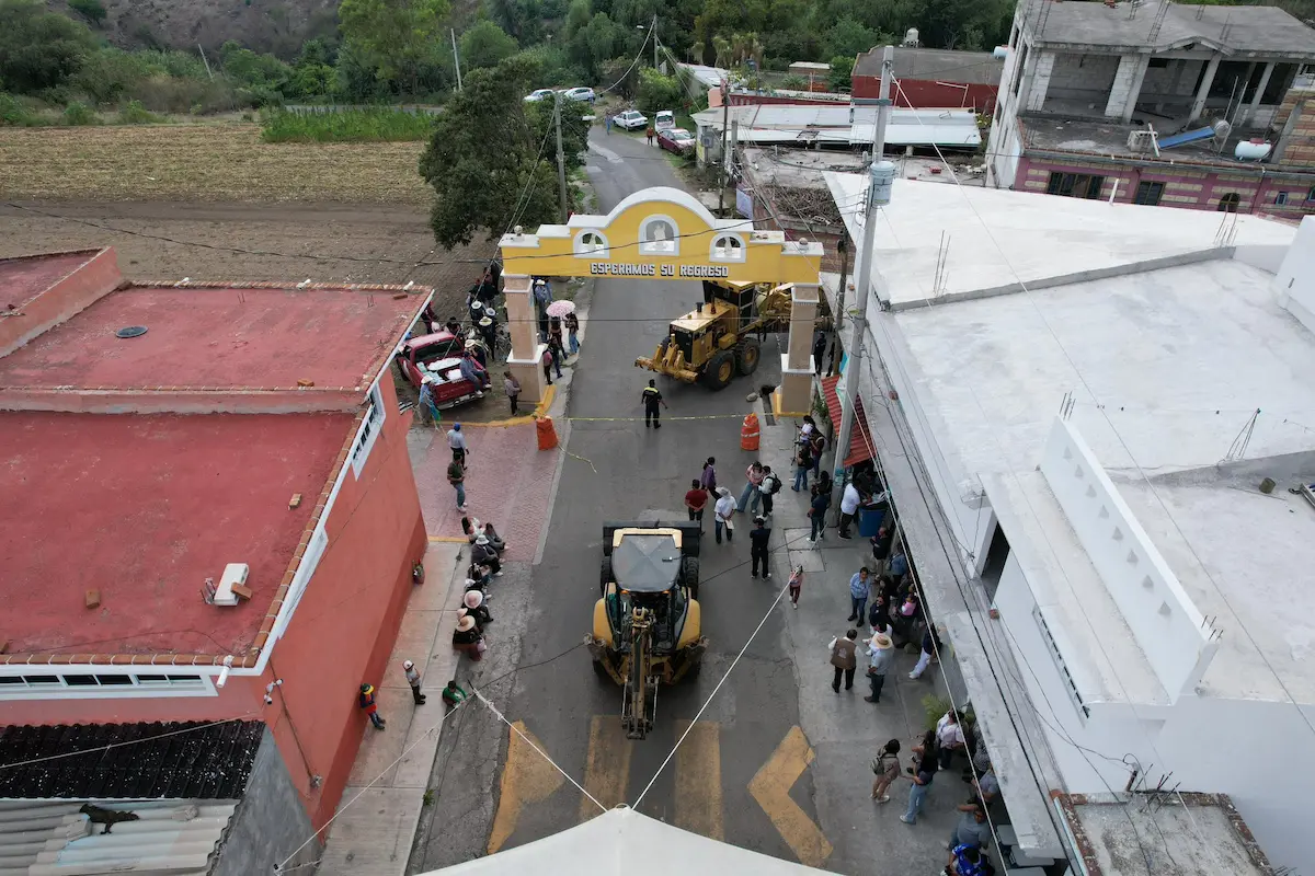 Justicia social en Atlixco: Ariadna Ayala inicia trascendente rehabilitación en importante vialidad