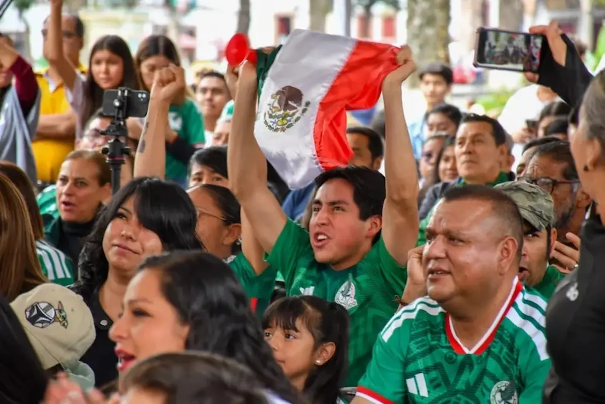 Afición poblana sale a festejar victoria de México contra Corea