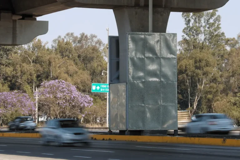 Una unidad de carga acabó volcada en la México-Puebla; esto es lo que se sabe
