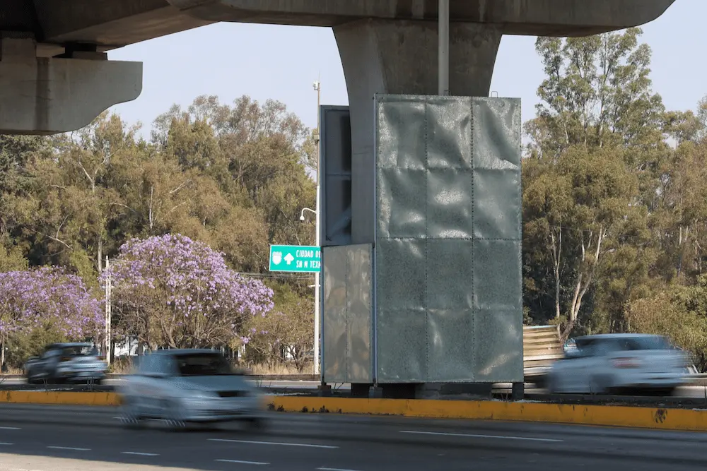 Una unidad de carga acabó volcada en la México-Puebla; esto es lo que se sabe