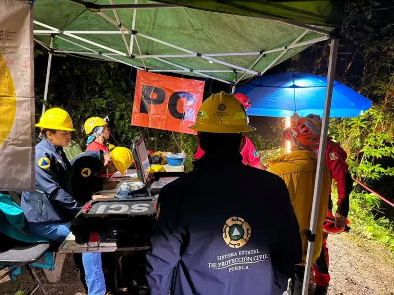 Siguen tres personas atrapadas en una gruta de Cuetzalan; así avanza la búsqueda