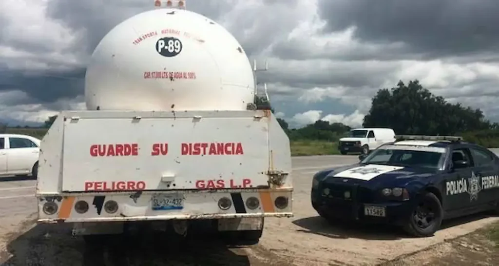 Aseguran 27 mil 900 litros de gas LP en Tepeaca; detienen a dos hombres