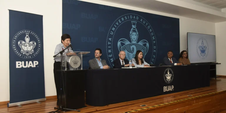 Entrega BUAP constancias de capacitación a servidores públicos