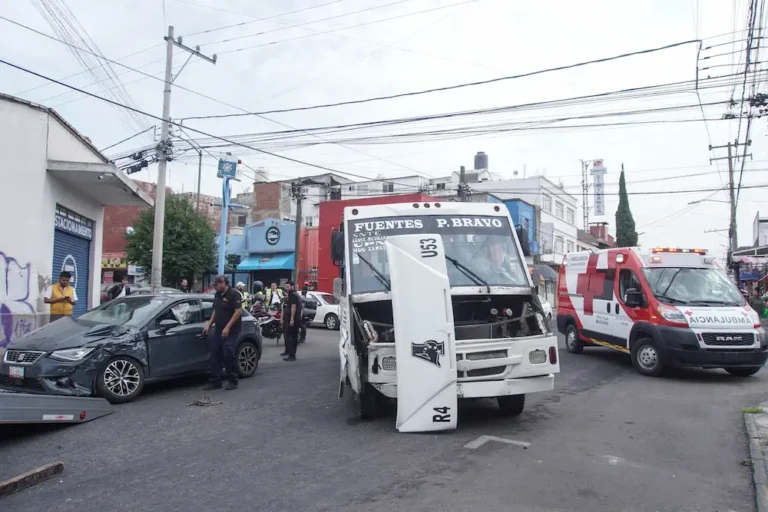 Ruta 53 se impacta contra automóvil y deja tres personas heridas en la capital poblana