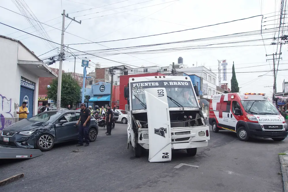 Ruta 53 se impacta contra automóvil y deja tres personas heridas en la capital poblana