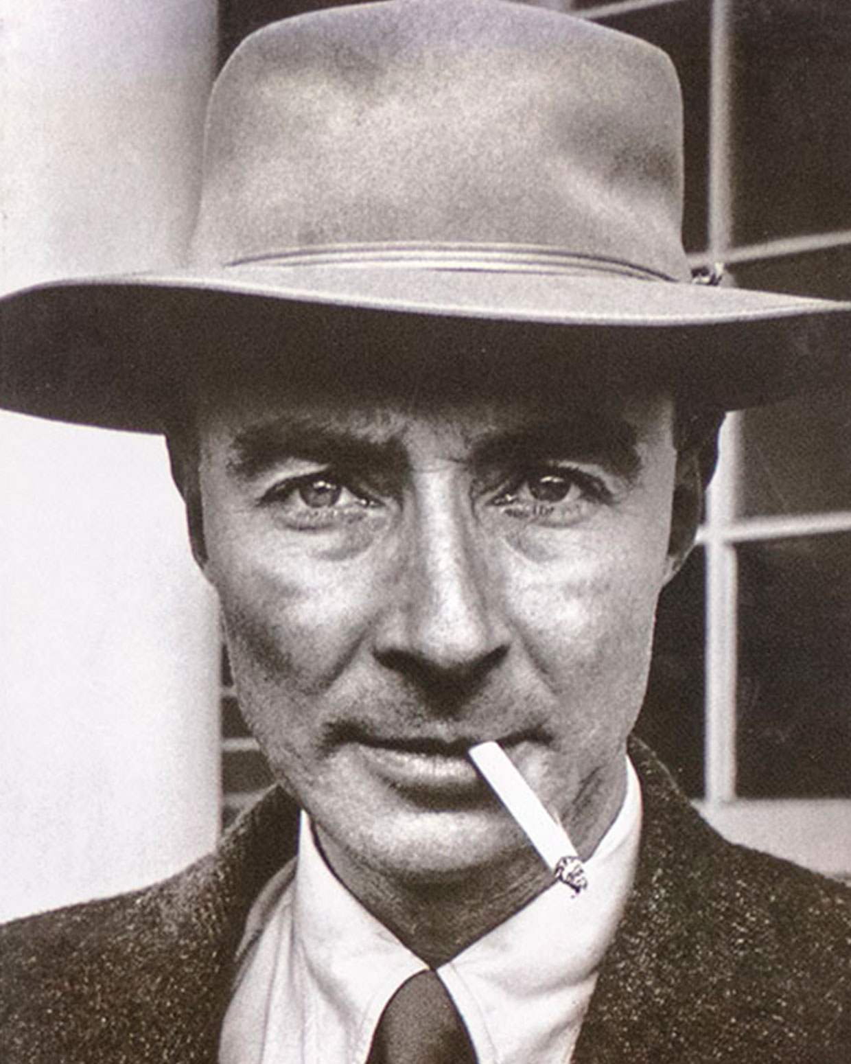 Julius Robert Oppenheimer (1904–1967) fue un físico teórico estadounidense conocido como el «padre de la bomba atómica»