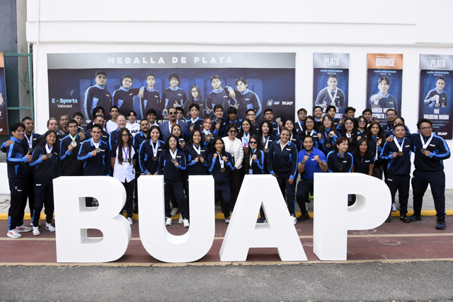 Al inaugurar la Avenida de Campeones, ubicada dentro de Ciudad Universitaria, la Rectora Lilia Cedillo Ramírez destacó el compromiso y la disciplina que los atletas universitarios tienen con el deporte y sus estudios.     Durante el evento, la Rectora de la BUAP agradeció el trabajo de todos aquellos que se involucran en la formación académica y atlética de los estudiantes deportistas. Asimismo, señaló que este espacio es motivo de orgullo para la comunidad universitaria.     En su intervención, el profesor Miguel López Serrano, titular de la Dirección de Deporte y Cultura Física, remarcó el apoyo brindado al deporte universitario durante la gestión de la Rectora y, sobre todo, el otorgado a los deportistas para asistir a las competencias nacionales.     En las rejas de este paseo, cuelgan 47 carteles con las fotografías de los medallistas que participaron en los principales eventos deportivos del país.    A este acto protocolario asistieron los medallistas y sus familias, además de los entrenadores de los selectivos universitarios.