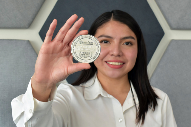 Paulina Chamorro Premio AMFEM BUAP