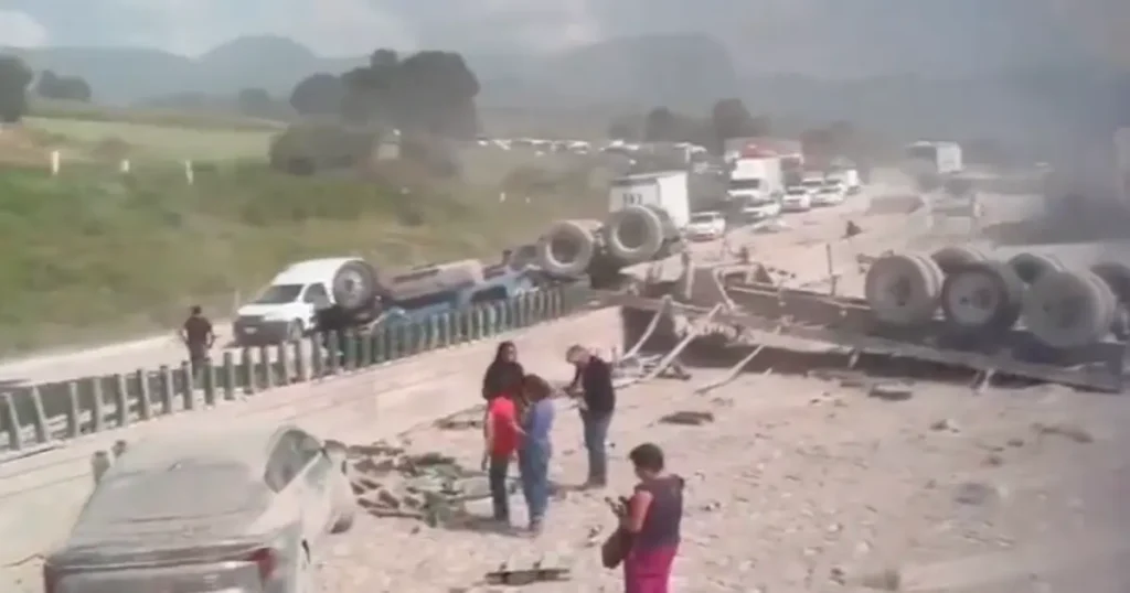 Vuelca tráiler en la México-Puebla y provoca choque múltiple cerca de la caseta de San Marcos