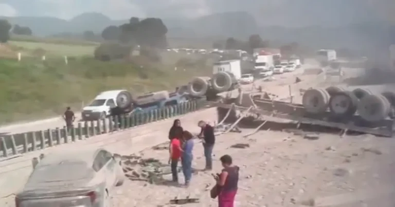 Vuelca tráiler en la México-Puebla y provoca choque múltiple cerca de la caseta de San Marcos