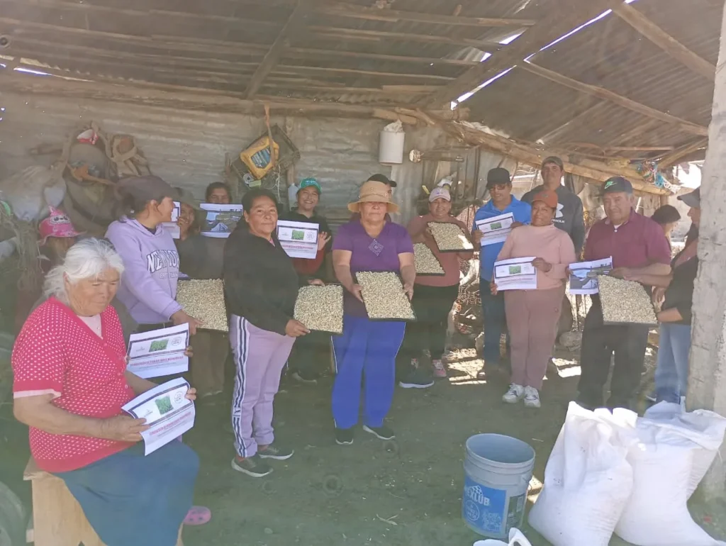Altosano Granjas Carroll capacita para alimentar a pequeñas especies en el estiaje
