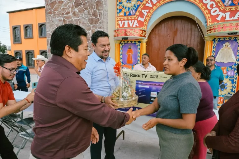 Andrés Villegas entrega apoyos al barrio de San Juan, Tecamachalco