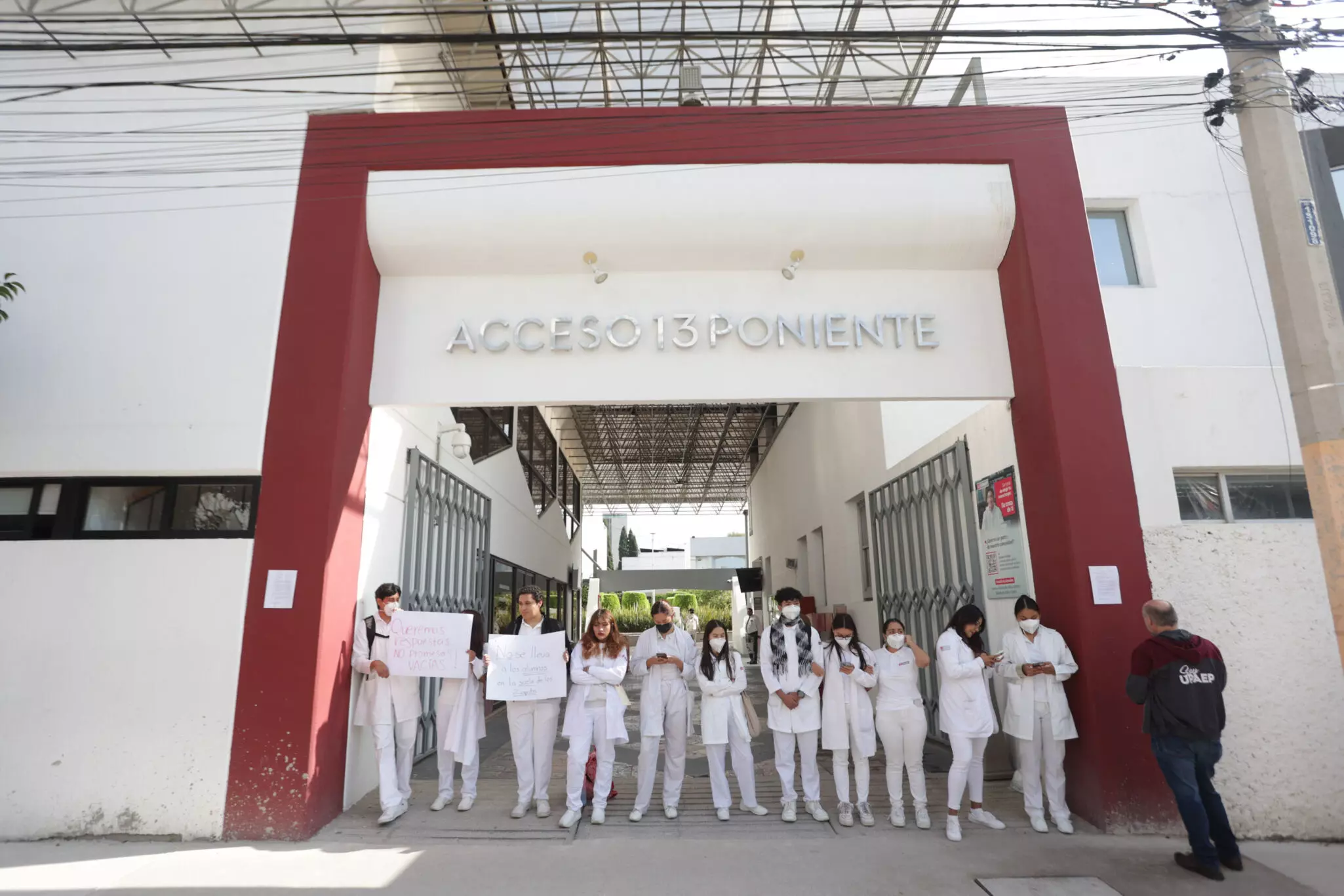estudiantes-upaep-bloquean-entradas-