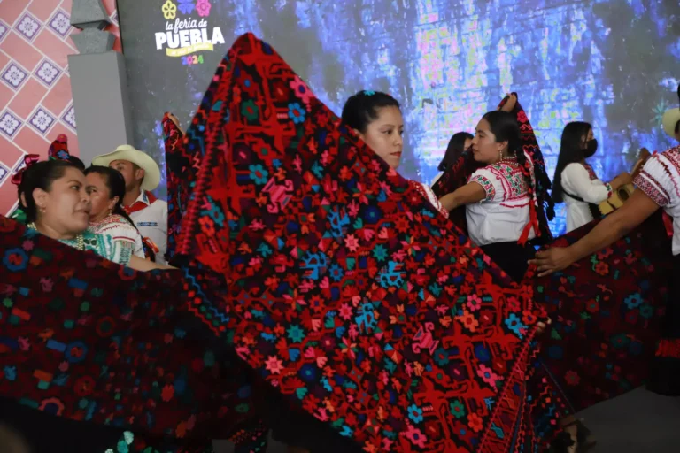 Riqueza artesanal y cultural de Tepeyahualco y Zacapoaxtla, presente en la Feria de Puebla