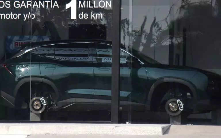 cristalazo-puebla-vía-atlixcayotl-roban-neumaticos-autos-agencia