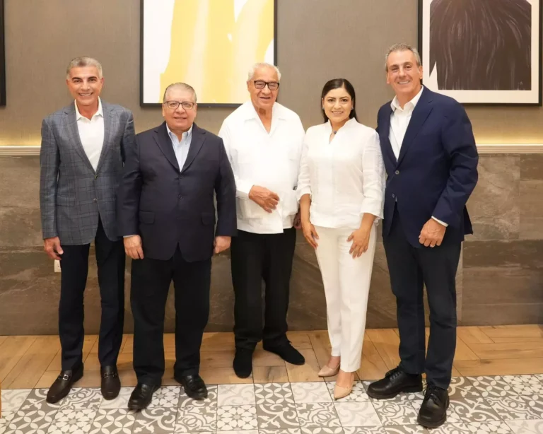 Pepe Chedraui intercambia ideas con expresidentes municipales de la capital de Puebla