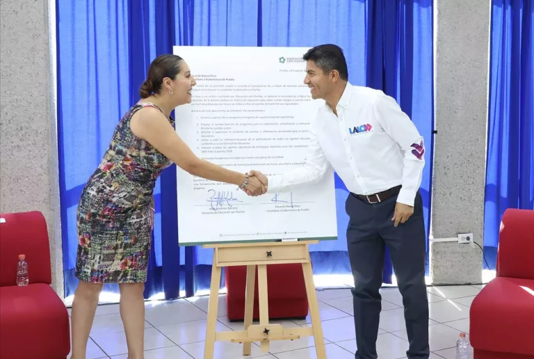 LALO RIVERA FIRMA EL COMPROMISO POR UNA EDUCACIÓN CON RUMBO