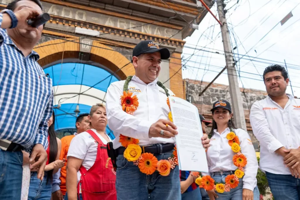 RECIBEN CON ENTUSIASMO A ABRAHAM SALAZAR EN ELMERCADO DOMINGO ARENAS