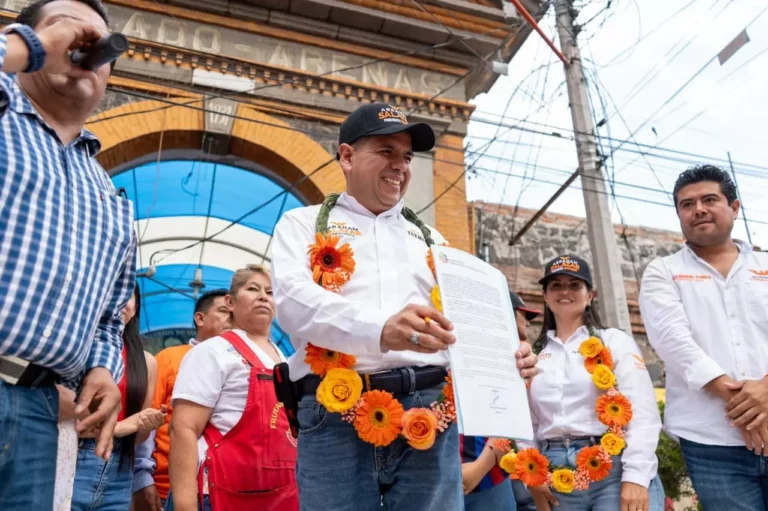 RECIBEN CON ENTUSIASMO A ABRAHAM SALAZAR EN ELMERCADO DOMINGO ARENAS 