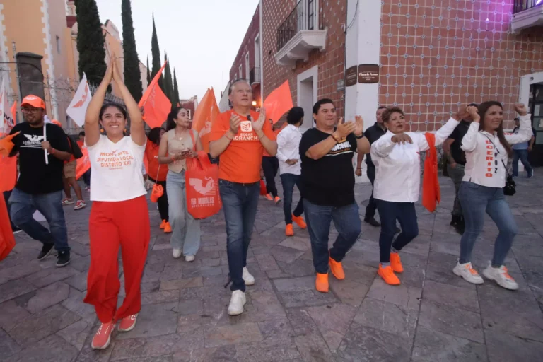 Fernando Morales y la Ola Naranja llenan las calles de Atlixco en su último recorrido de campaña