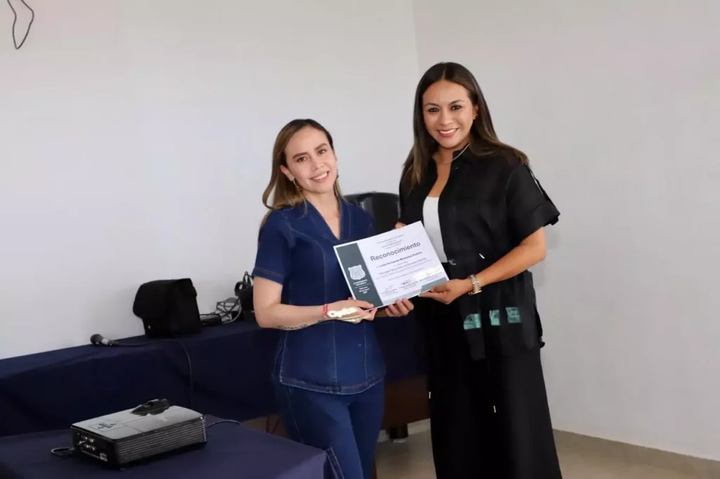 RECIBE CMERI ESPECIALISTAS EN REHABILITACIÓN DE PERSONAS CON DISCAPACIDAD