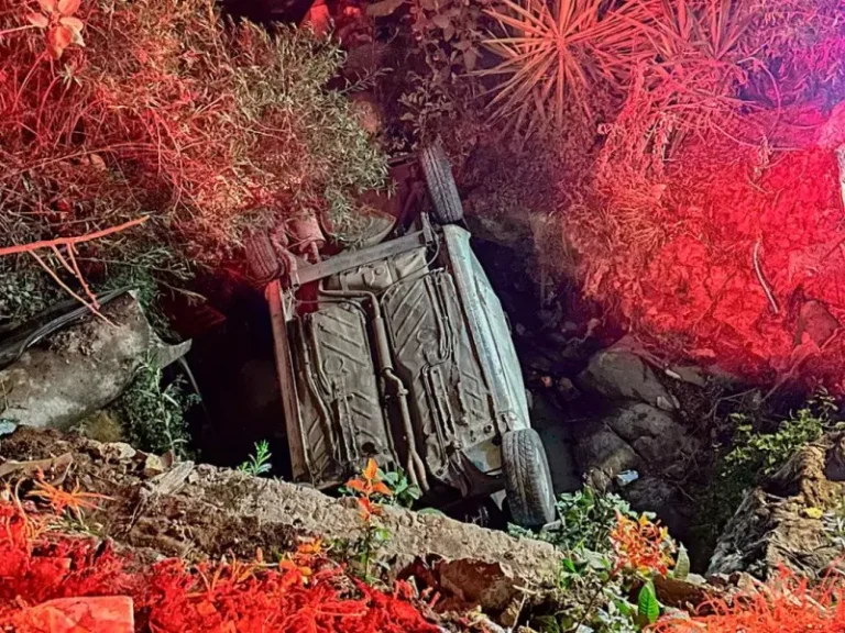 Familia cae a barranca en San Pablo Xochimehuacan