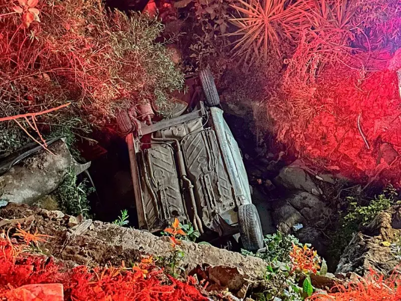 Familia cae a barranca en San Pablo Xochimehuacan