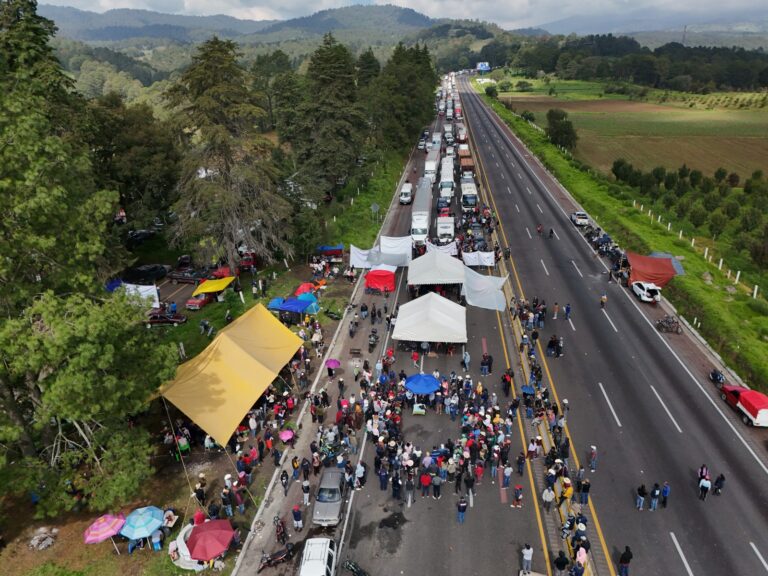 Mega bloqueo de autopistas principales