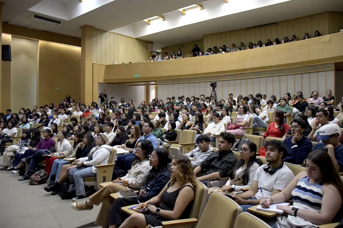 Dicta conferencia magistral el politólogo Robert Keohane a estudiantes de la BUAP