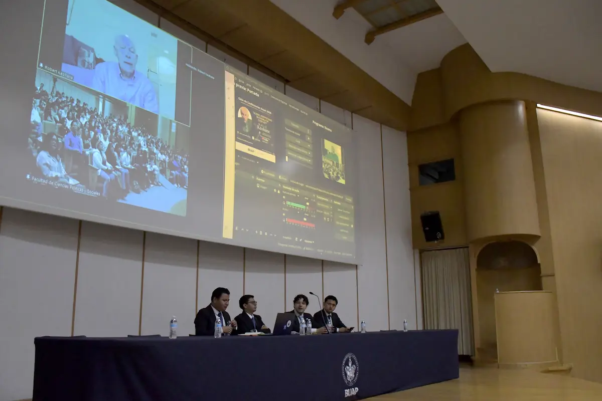 Dicta conferencia magistral el politólogo Robert Keohane a estudiantes de la BUAP