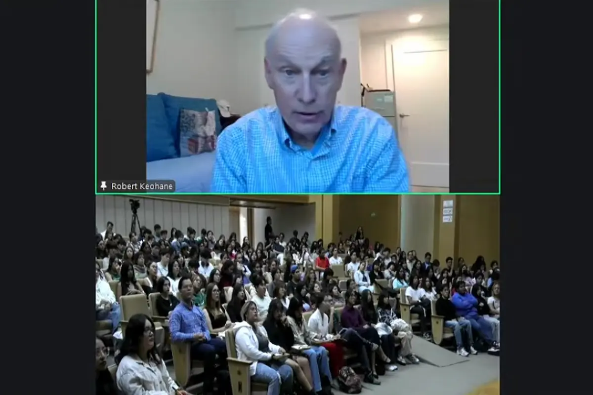 Dicta conferencia magistral el politólogo Robert Keohane a estudiantes de la BUAP