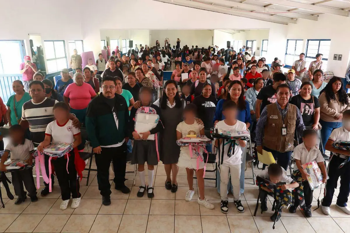 Entrega Ariadna Ayala kits escolares para ayudar en la economía de las familias de Atlixco