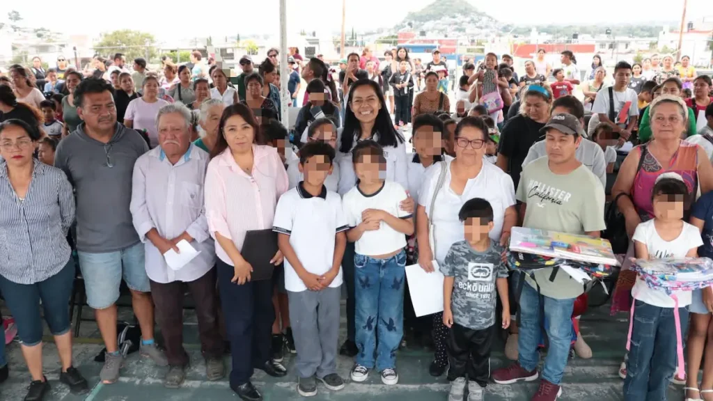 Entrega Ariadna Ayala kits escolares para ayudar en la economía de las familias de Atlixco