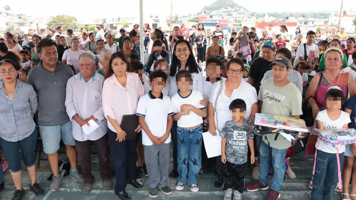 Entrega Ariadna Ayala kits escolares para ayudar en la economía de las familias de Atlixco