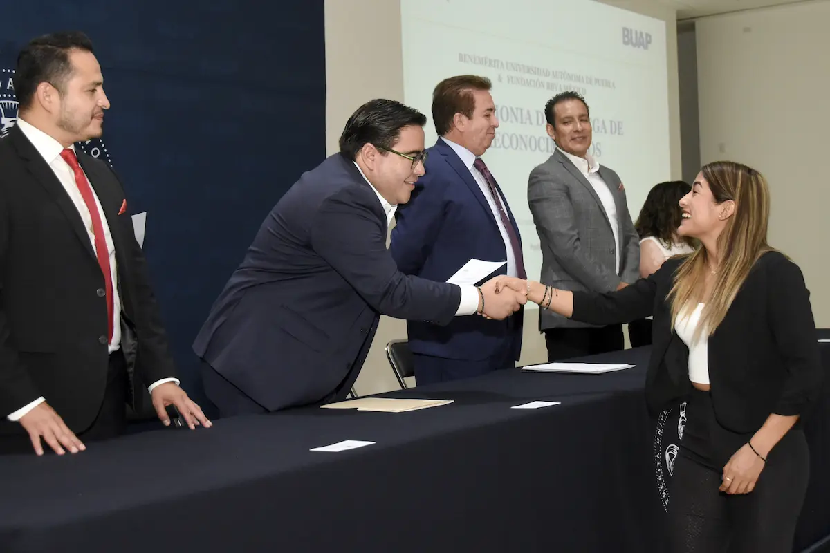 Entregan BUAP y Fundación BBVA reconocimientos a egresados de licenciatura